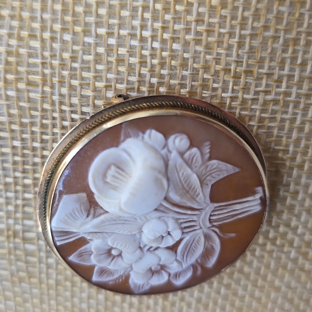 Vintage Cameo 14K Yellow Gold Carved Bouquet Brooch & Pendant - Picture 4 of 9